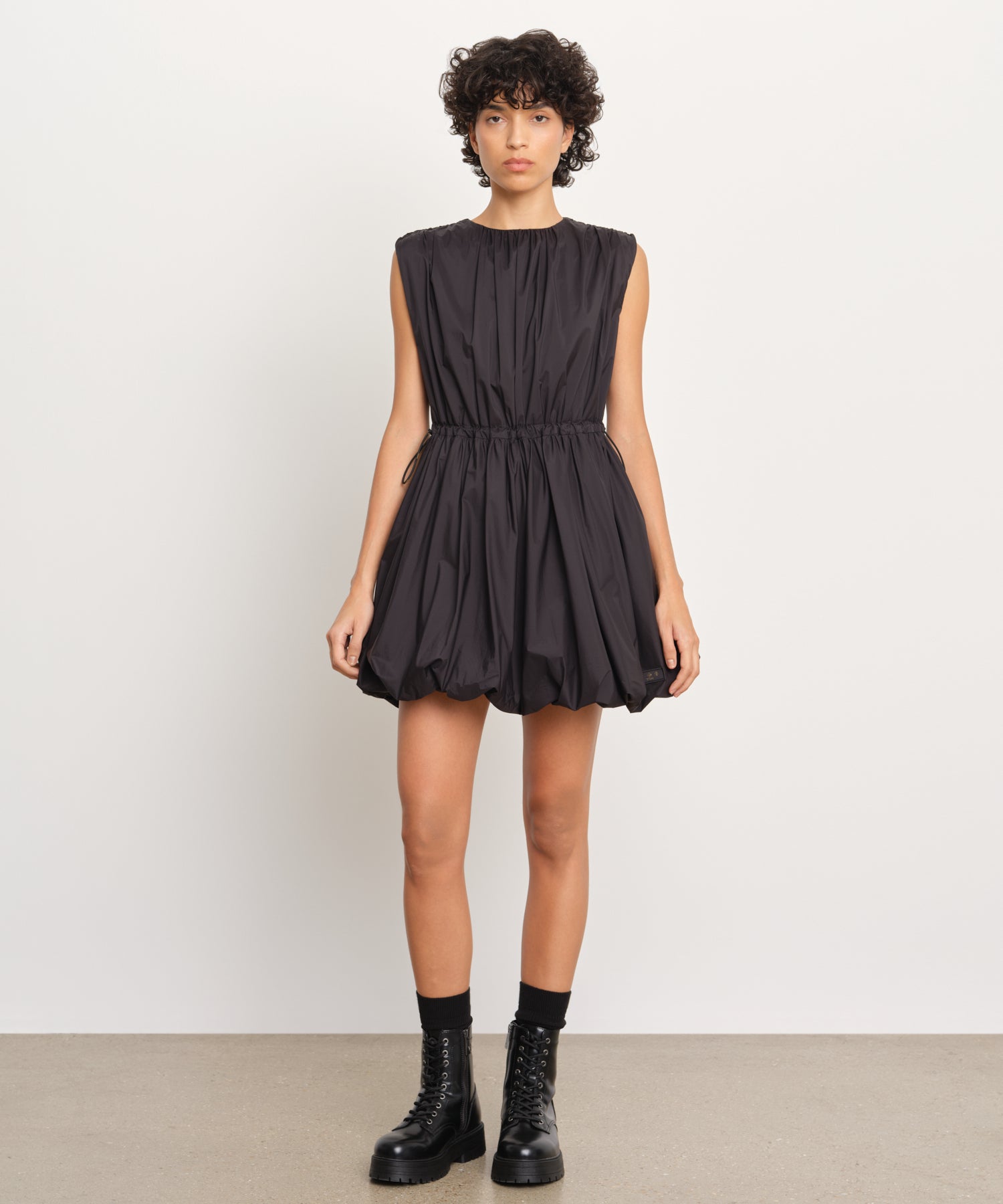 モデル身長176cm、着用サイズ2、着用カラーBLACK