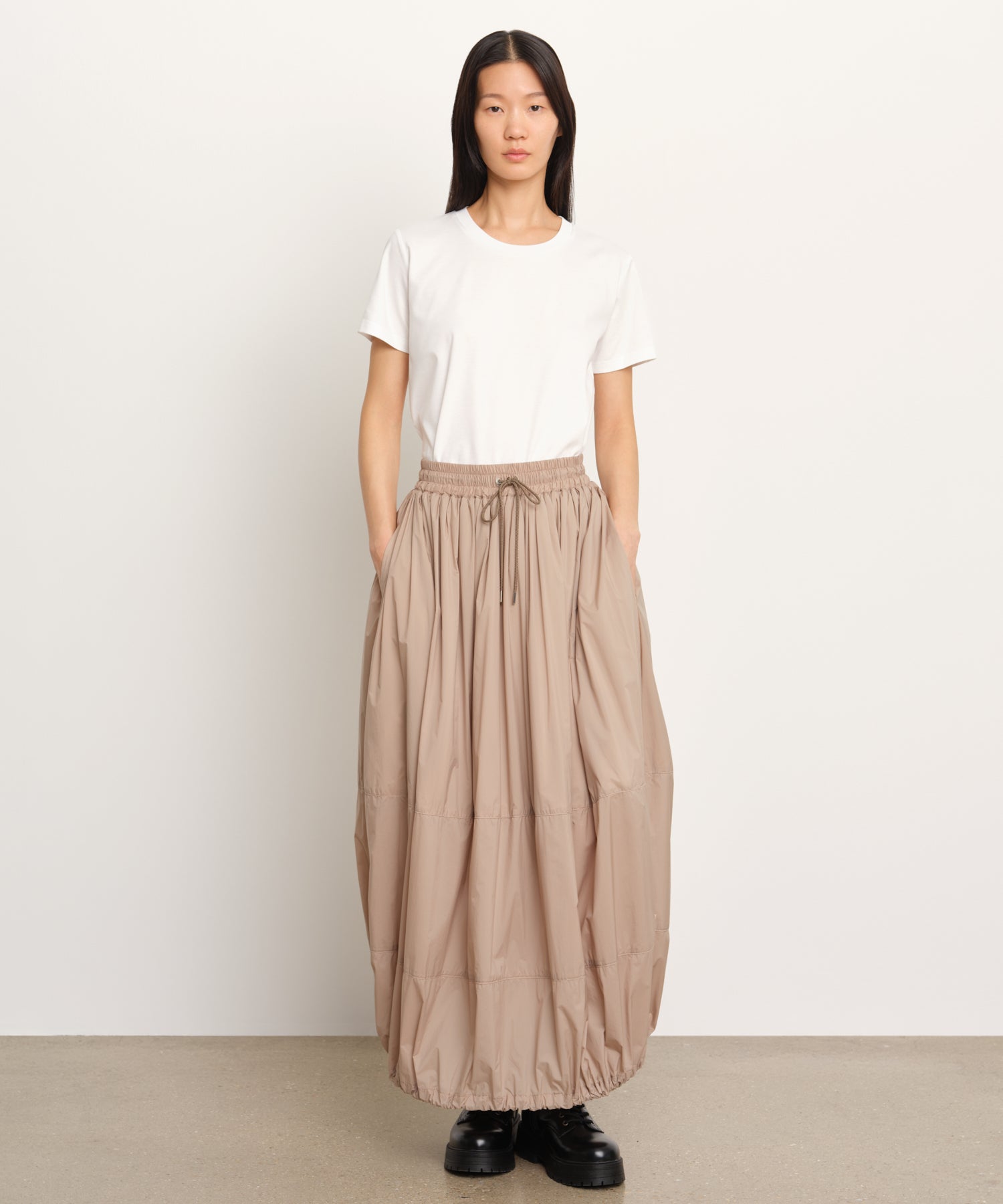 モデル身長177cm、着用サイズ2、着用カラーBEIGE