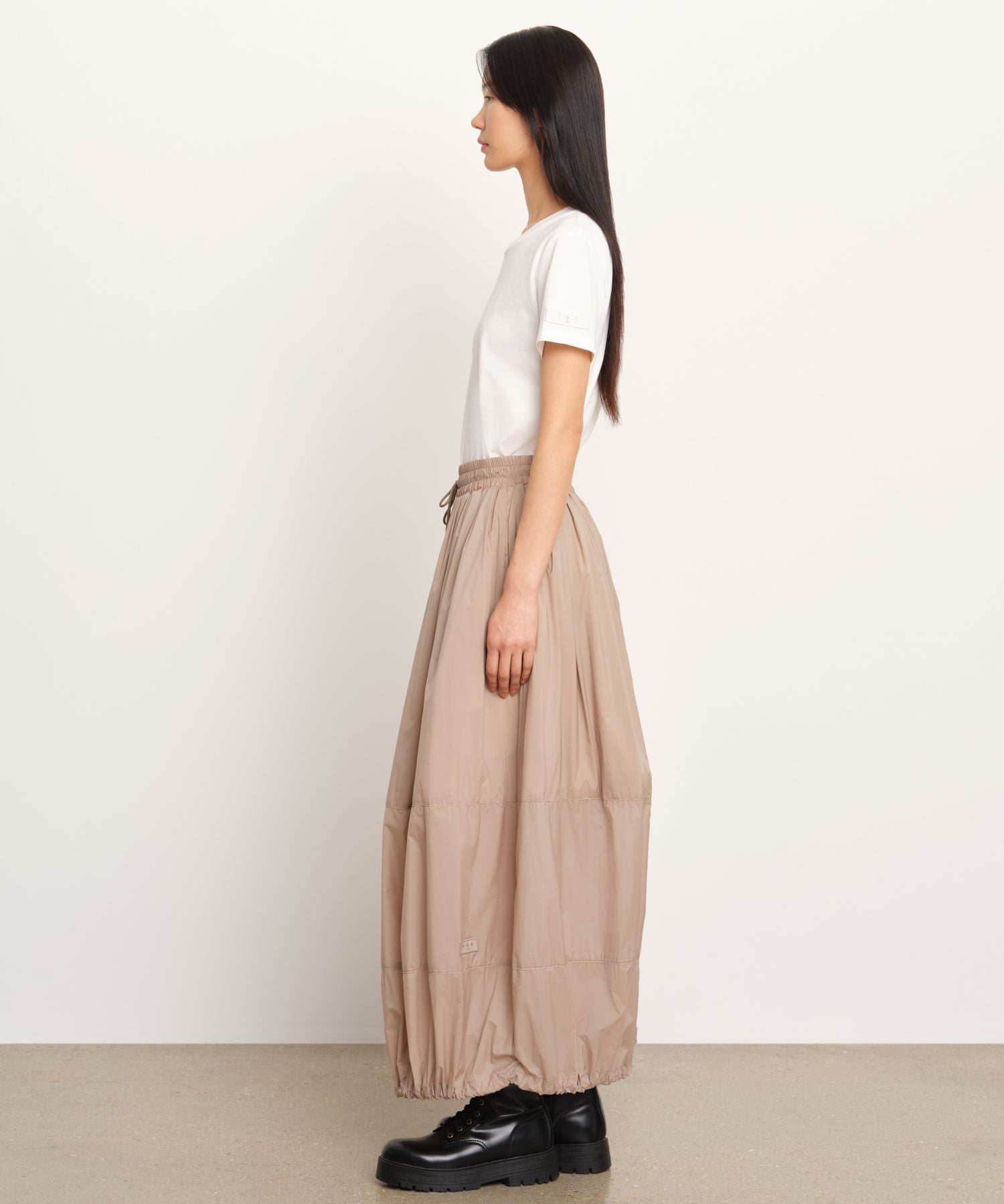 モデル身長177cm、着用サイズ2、着用カラーBEIGE