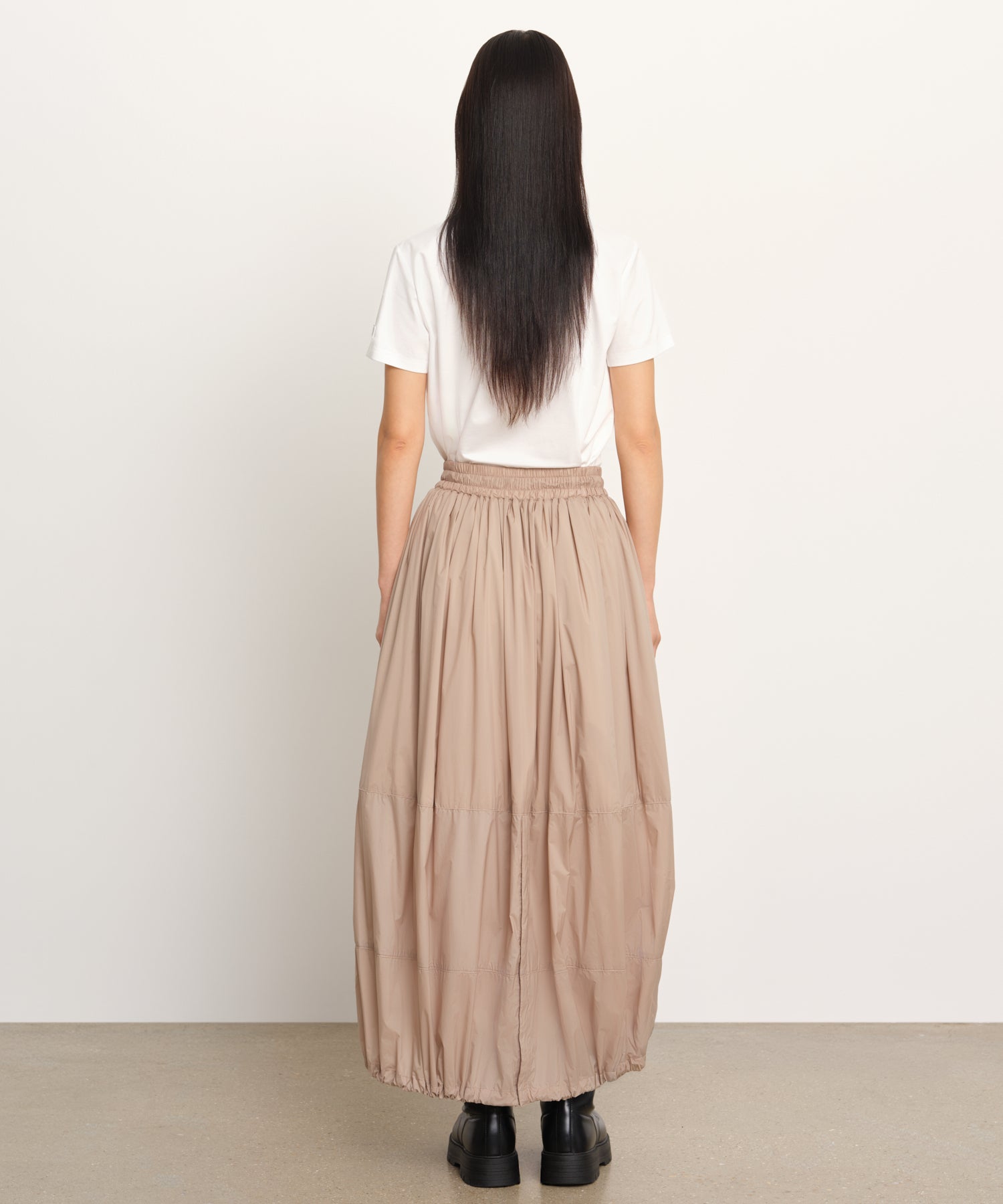 モデル身長177cm、着用サイズ2、着用カラーBEIGE