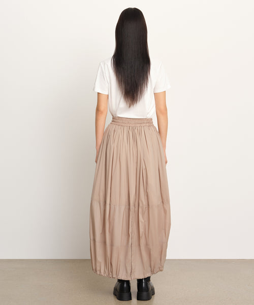 モデル身長177cm、着用サイズ2、着用カラーBEIGE