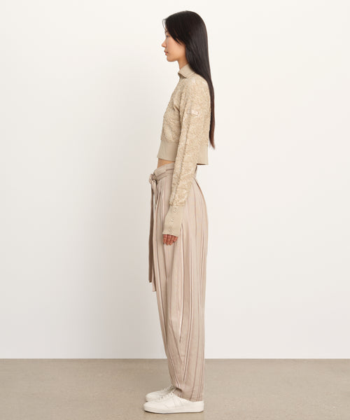 モデル身長177cm、着用サイズ2、着用カラーBEIGE