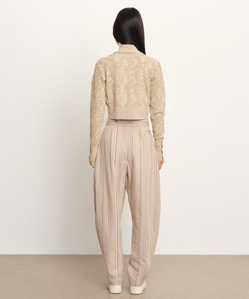 モデル身長177cm、着用サイズ2、着用カラーBEIGE