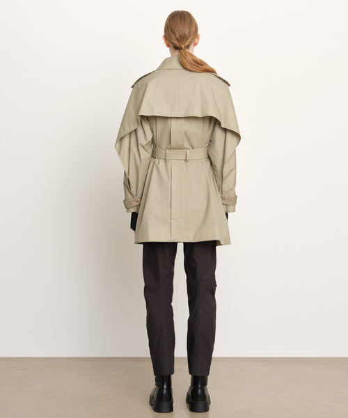 モデル身長176cm、着用サイズ2、着用カラーBEIGE