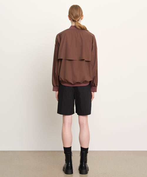 モデル身長176cm、着用サイズ2、着用カラーBROWN