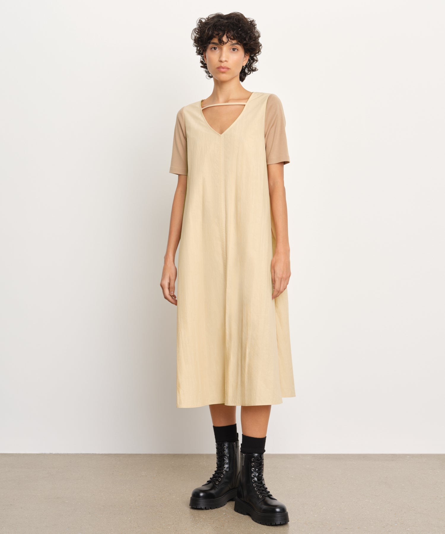 モデル身長176cm、着用サイズ2、着用カラーL.BEIGE