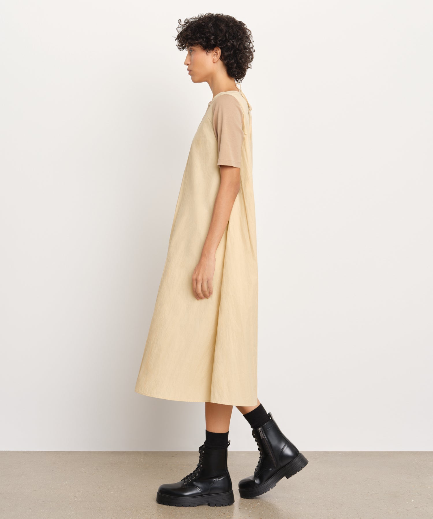 モデル身長176cm、着用サイズ2、着用カラーL.BEIGE