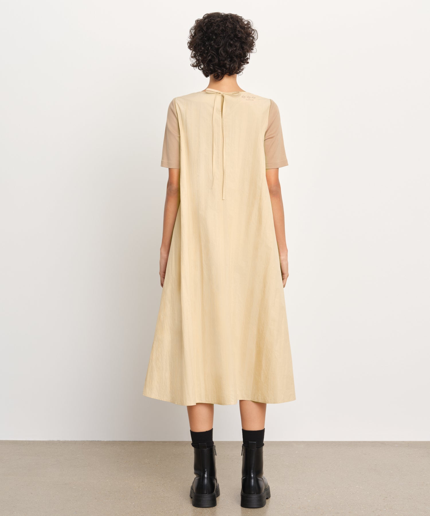 モデル身長176cm、着用サイズ2、着用カラーL.BEIGE