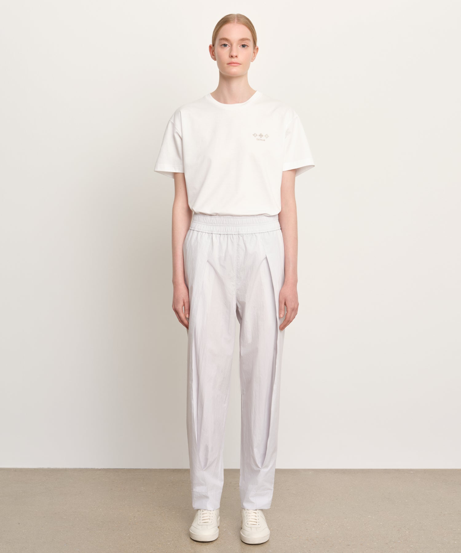 モデル身長176cm、着用サイズ2、着用カラーL.GRAY