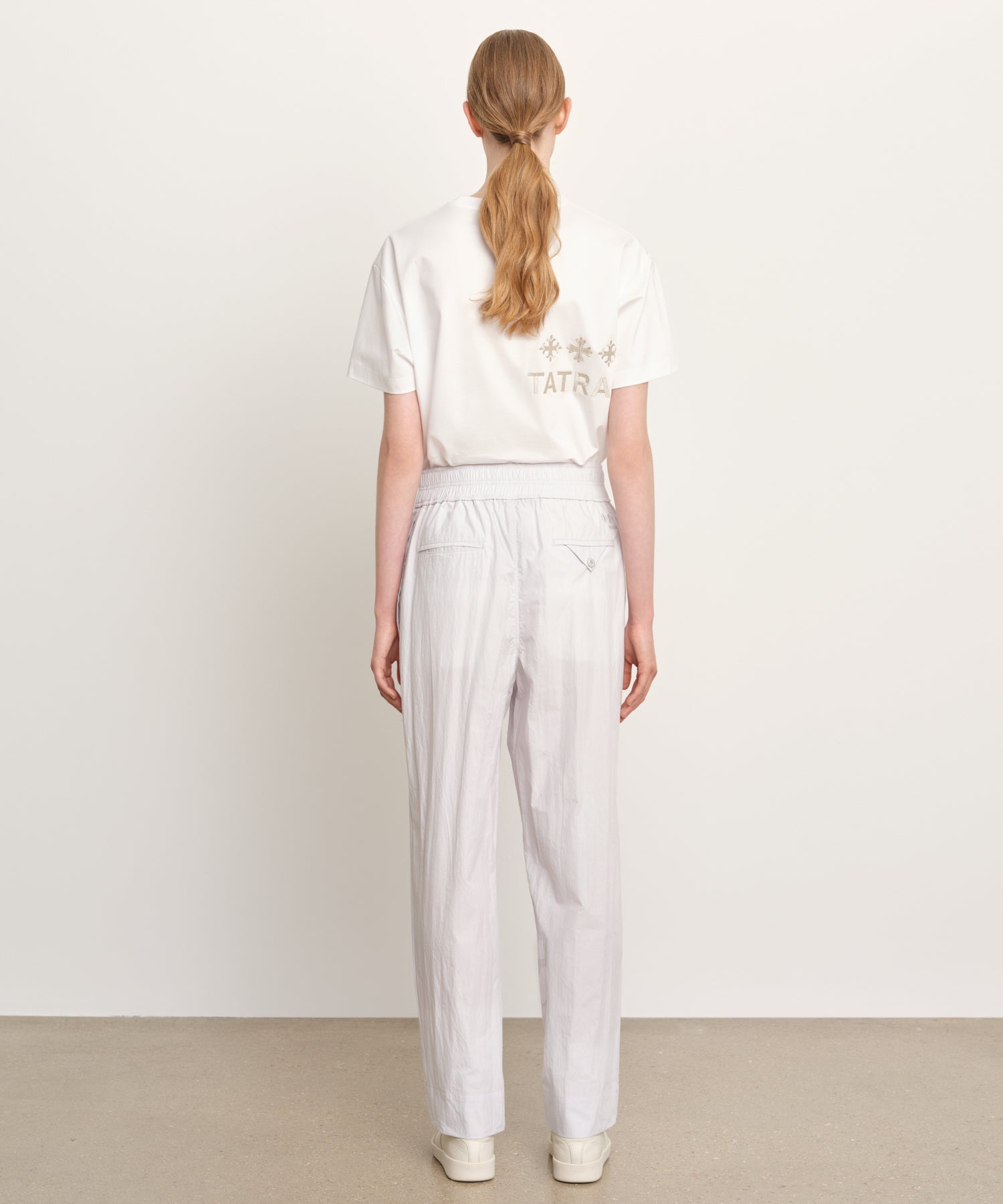 モデル身長176cm、着用サイズ2、着用カラーL.GRAY