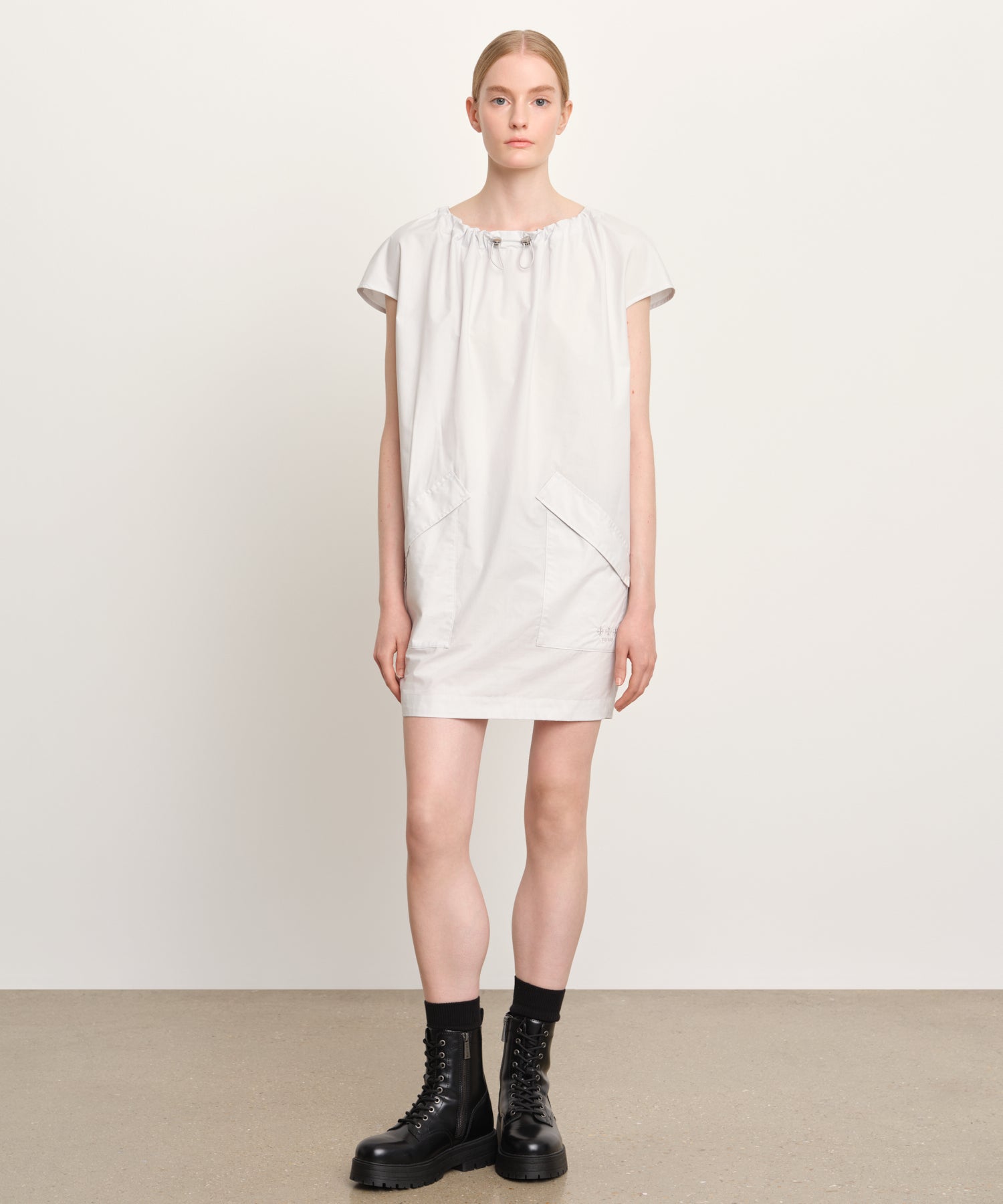 モデル身長176cm、着用サイズ2、着用カラーL.GRAY