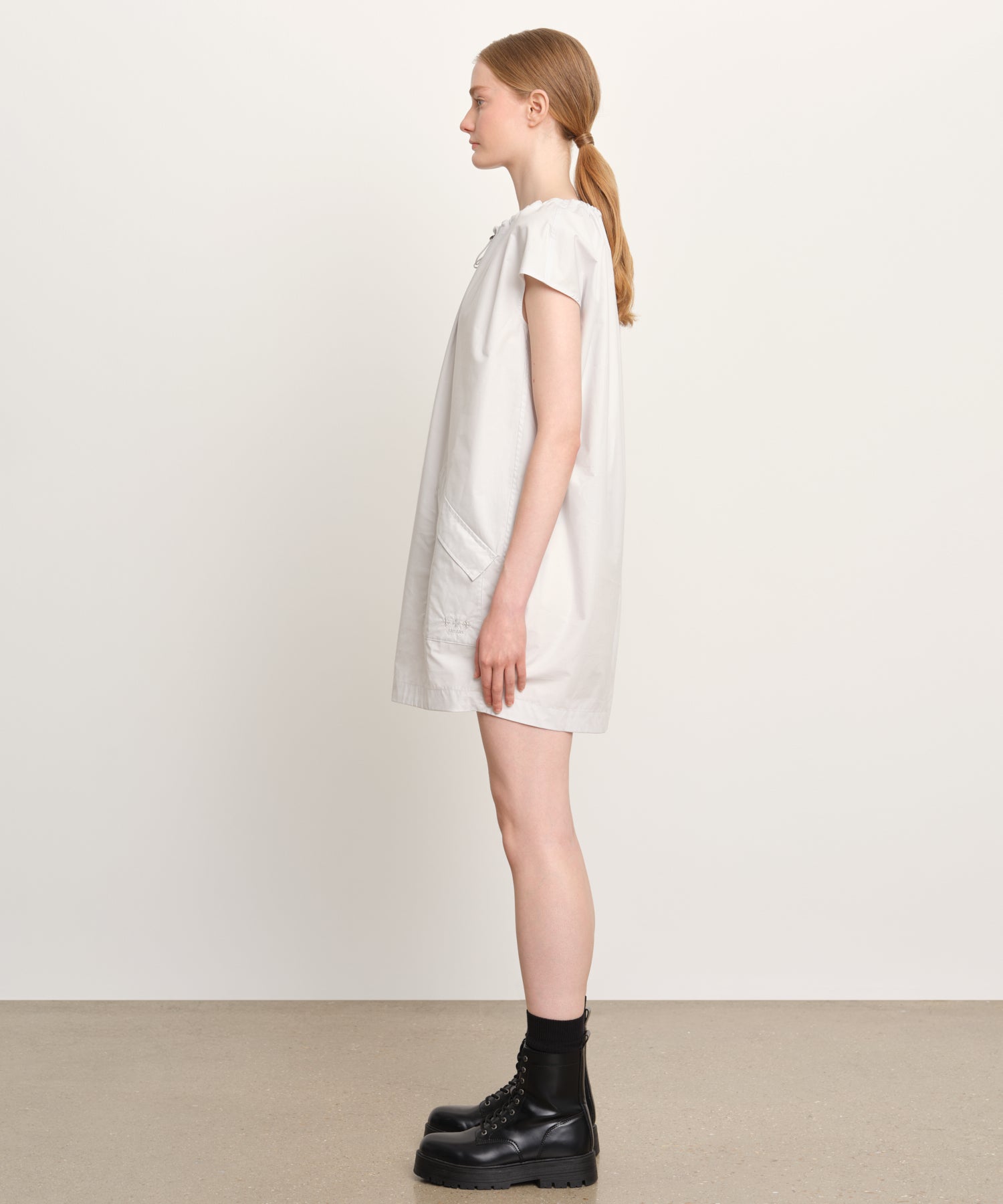 モデル身長176cm、着用サイズ2、着用カラーL.GRAY