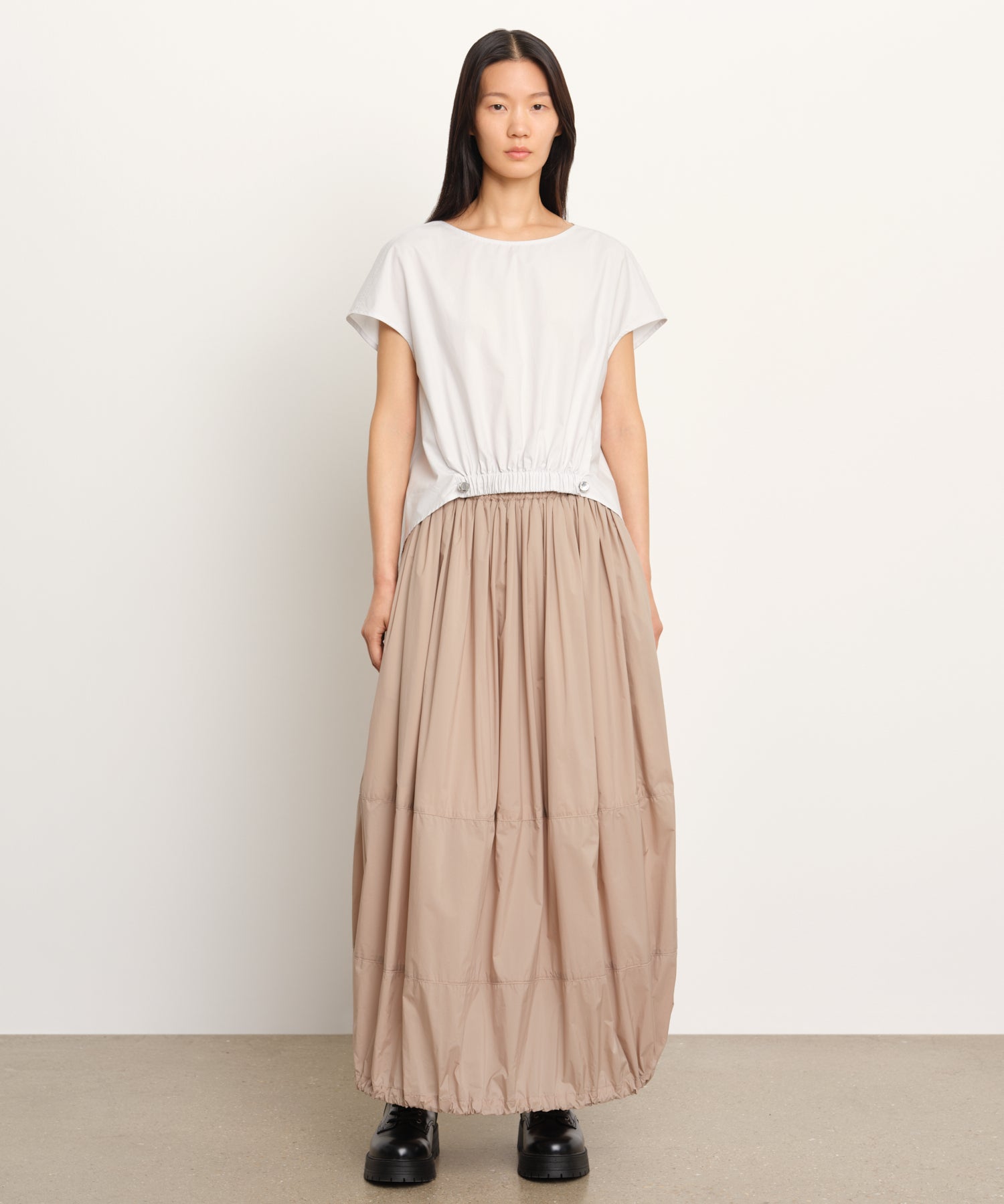 モデル身長177cm、着用サイズ2、着用カラーL.GRAY