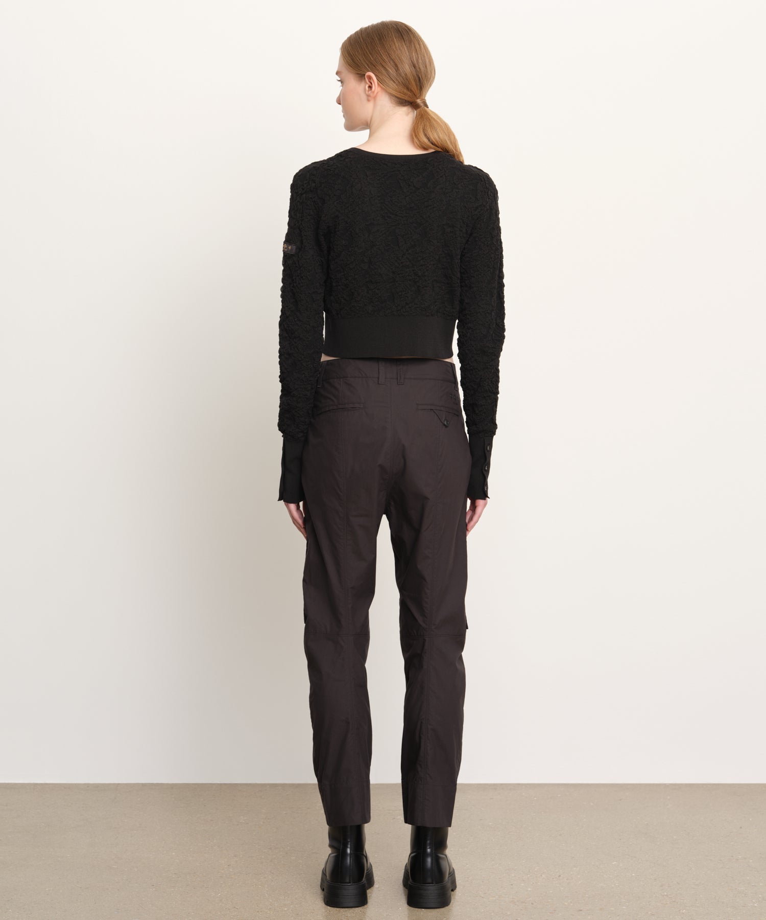 モデル身長176cm、着用サイズ2、着用カラーBLACK