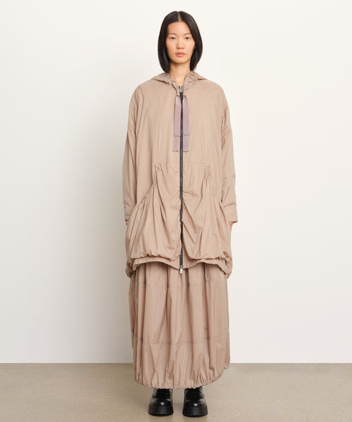 モデル身長177cm、着用サイズ2、着用カラーBEIGE