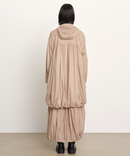 モデル身長177cm、着用サイズ2、着用カラーBEIGE