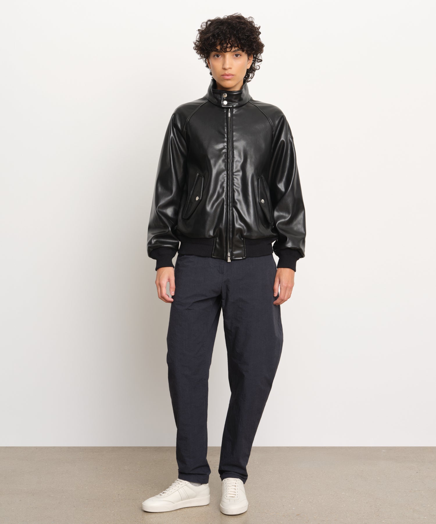 モデル身長176cm、着用サイズ2、着用カラーBLACK