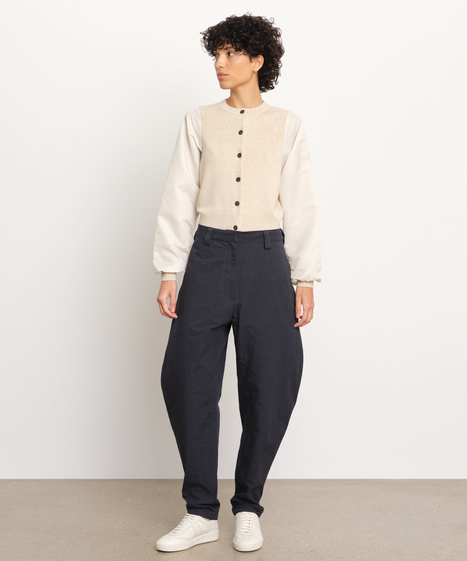 モデル身長176cm、着用サイズ2、着用カラーNAVY