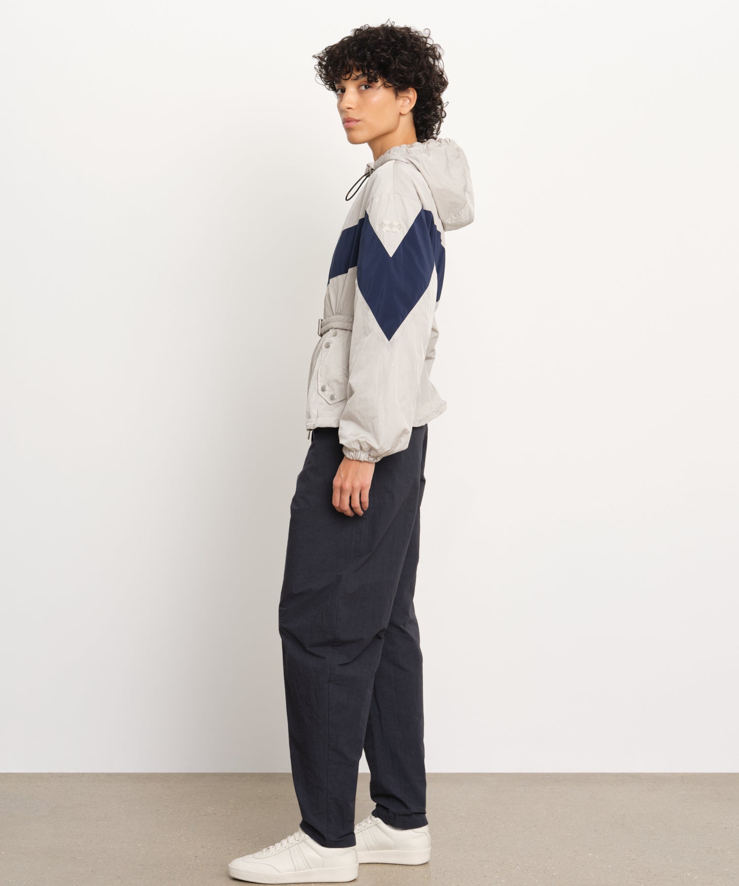 モデル身長176cm、着用サイズ2、着用カラーL.GRAY