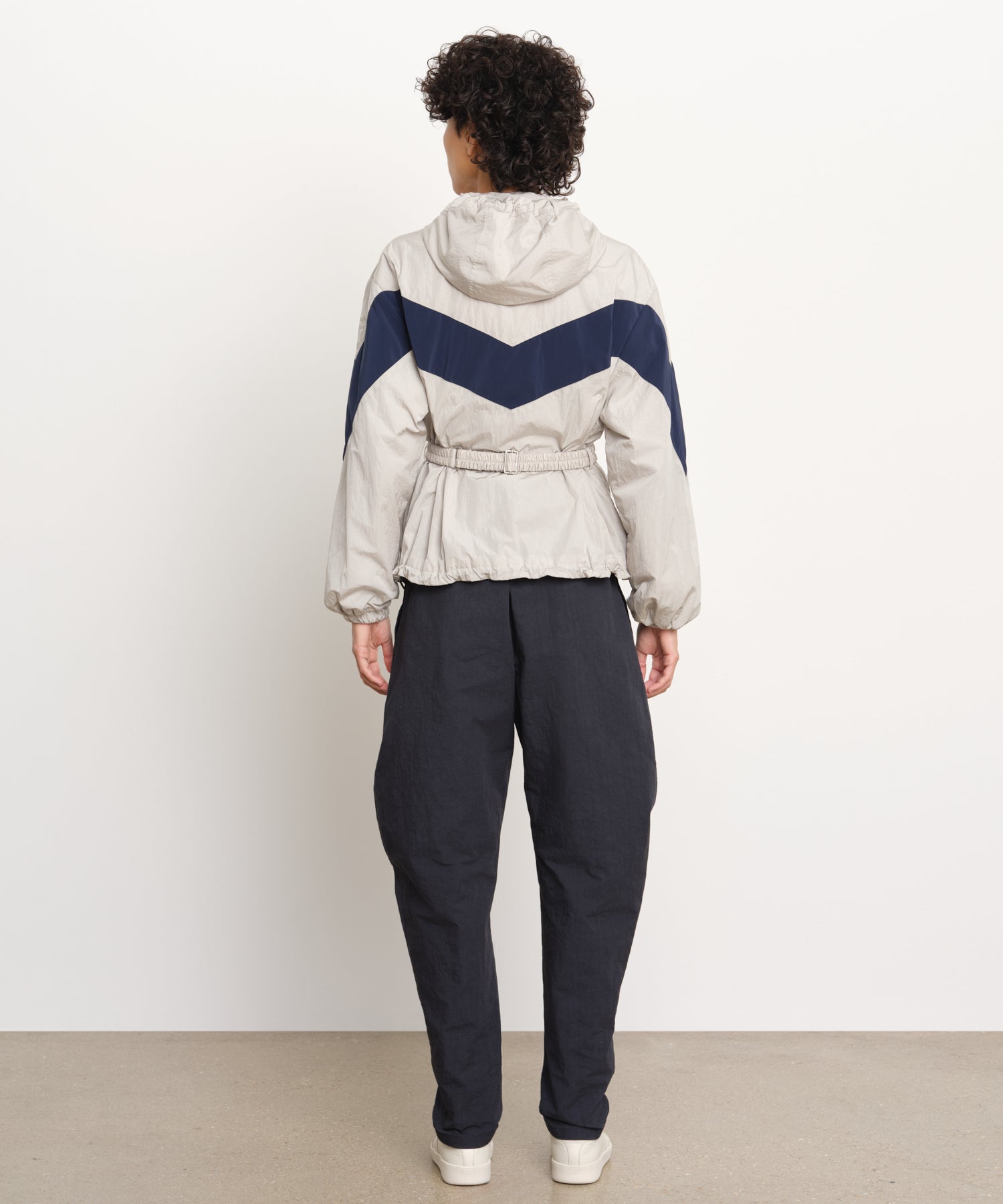 モデル身長176cm、着用サイズ2、着用カラーL.GRAY