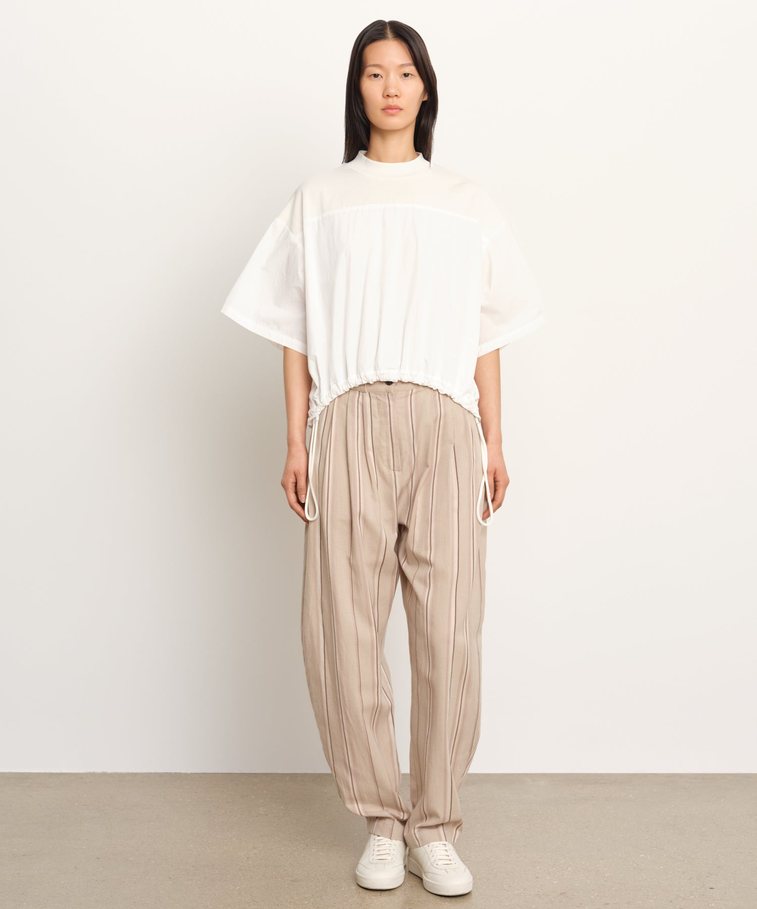 モデル身長177cm、着用サイズ2、着用カラーIVORY