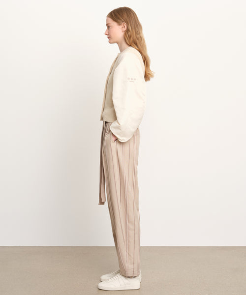モデル身長176cm、着用サイズ2、着用カラーL.BEIGE