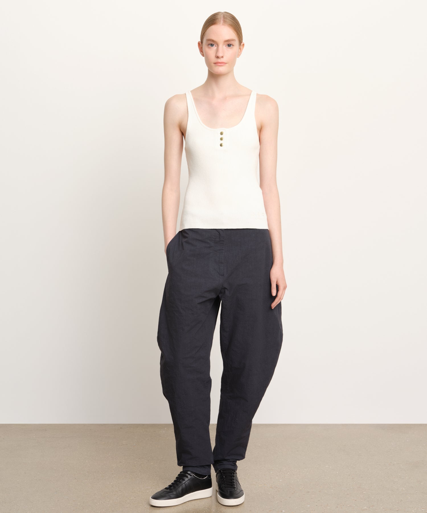 モデル身長176cm、着用サイズ2、着用カラーIVORY