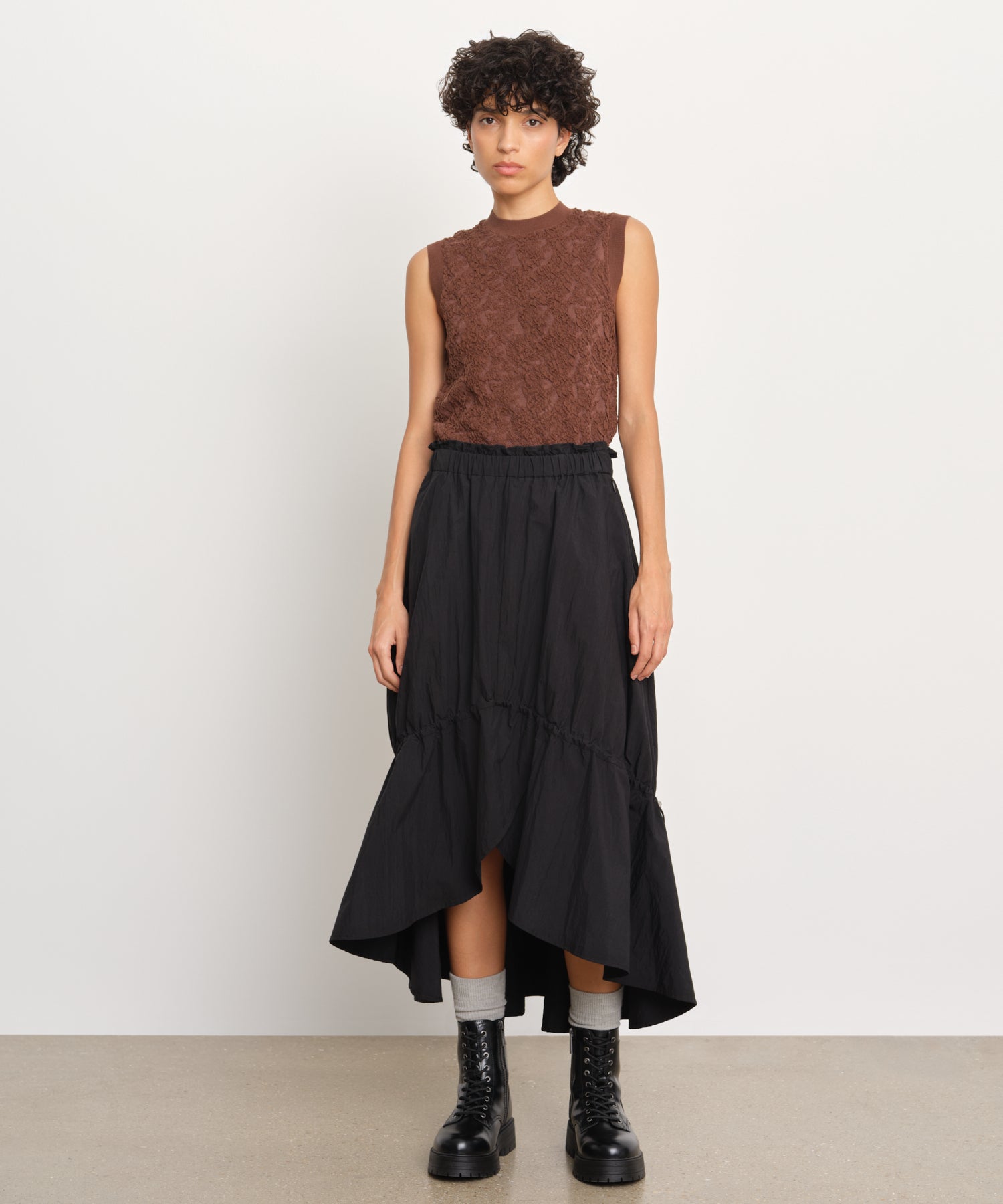 モデル身長176cm、着用サイズ2、着用カラーBLACK