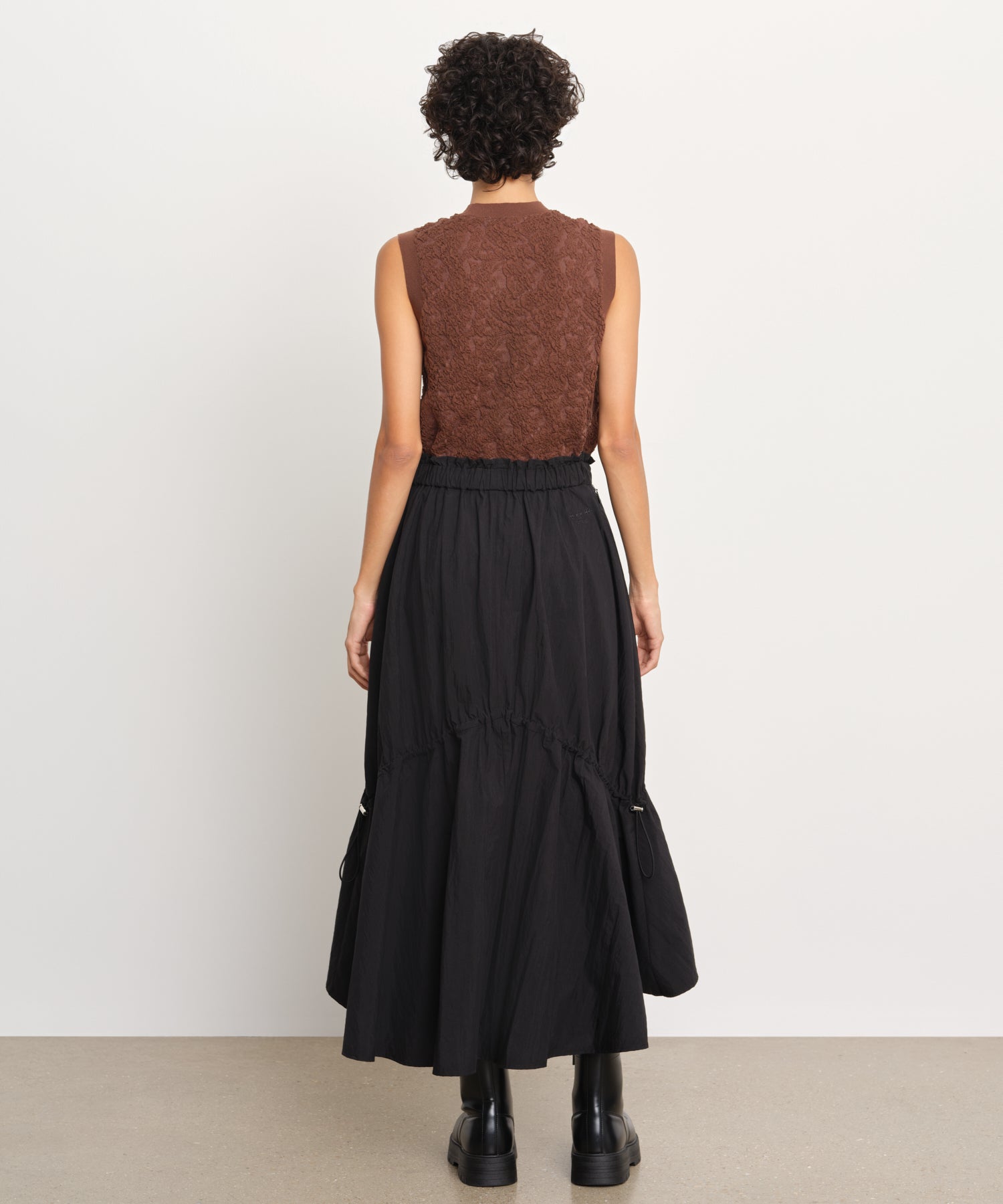 モデル身長176cm、着用サイズ2、着用カラーBLACK