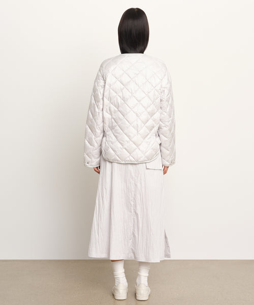 モデル身長177cm、着用サイズ2、着用カラーL.GRAY