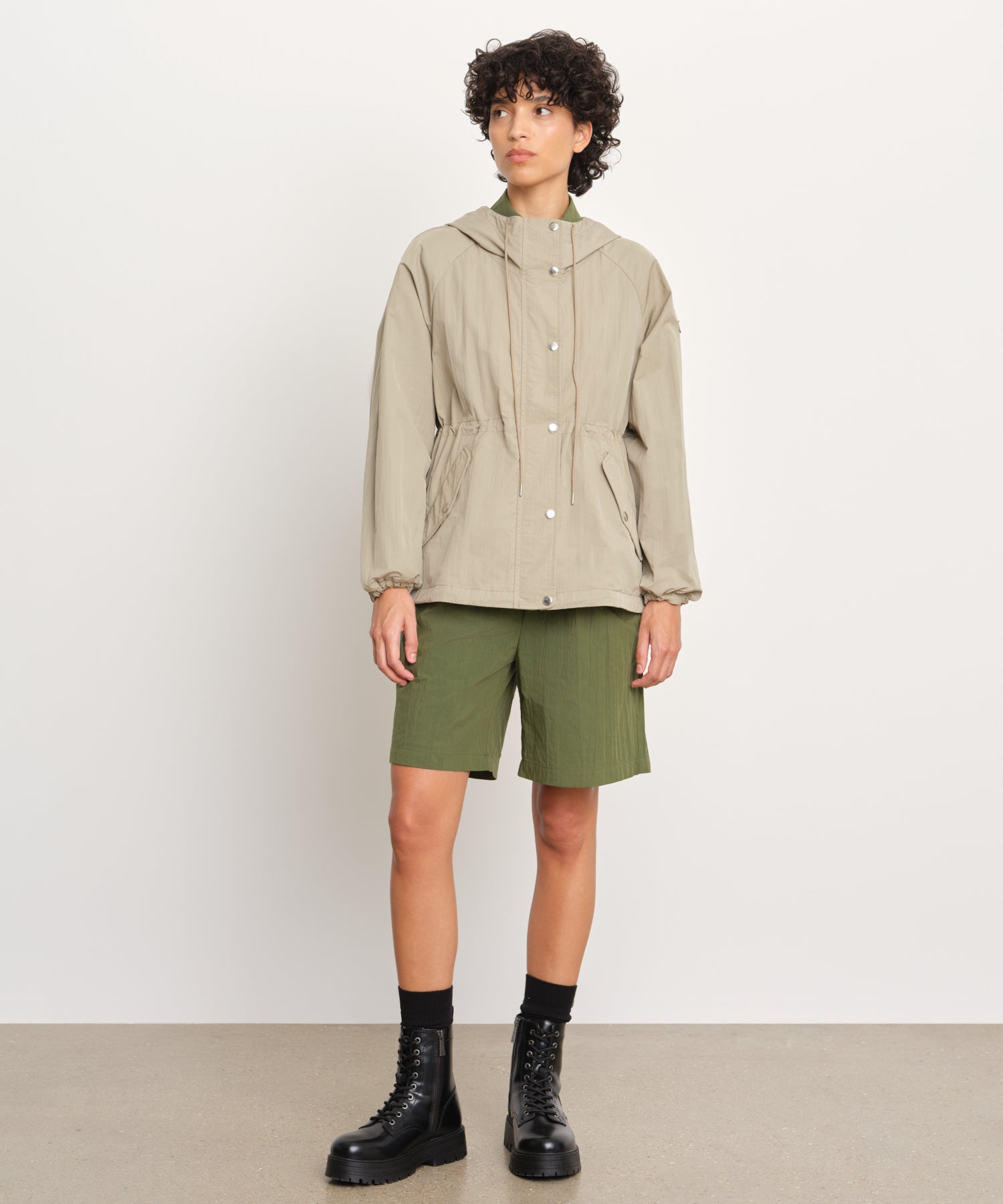 モデル身長176cm、着用サイズ2、着用カラーBEIGE