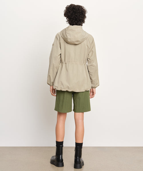 モデル身長176cm、着用サイズ2、着用カラーBEIGE