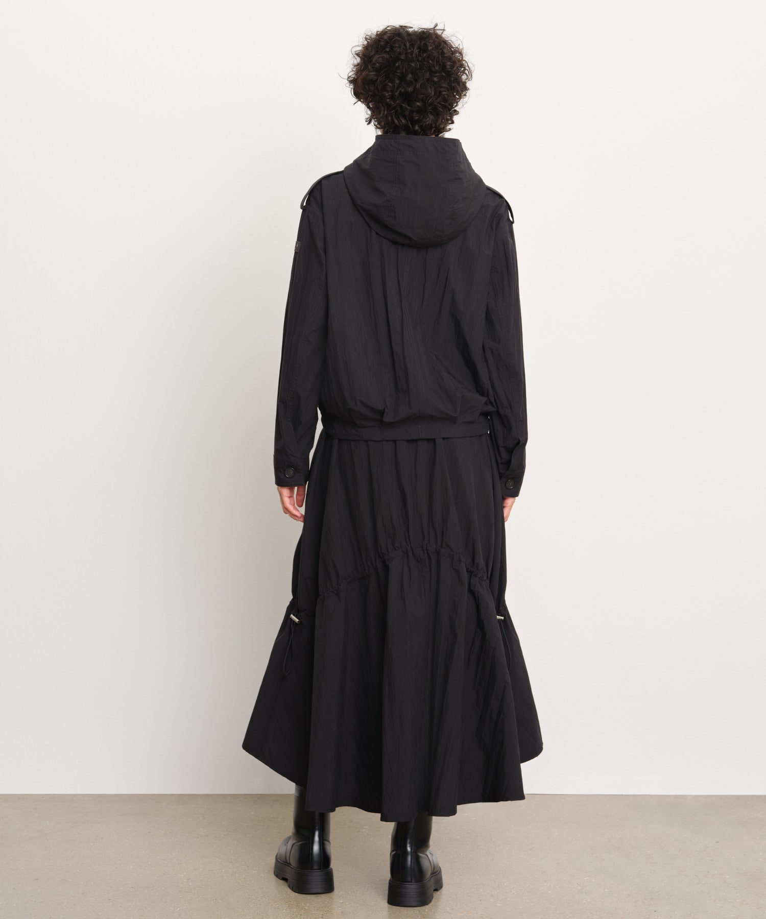 モデル身長176cm、着用サイズ2、着用カラーBLACK