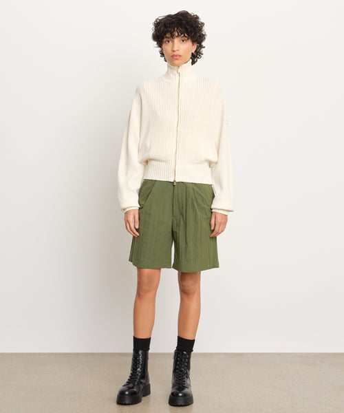 モデル身長176cm、着用サイズ2、着用カラーIVORY