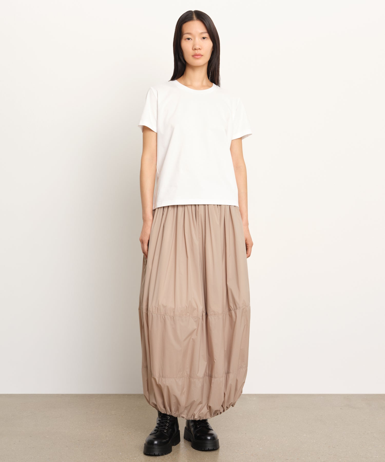 モデル身長177cm、着用サイズ2、着用カラーWHITE