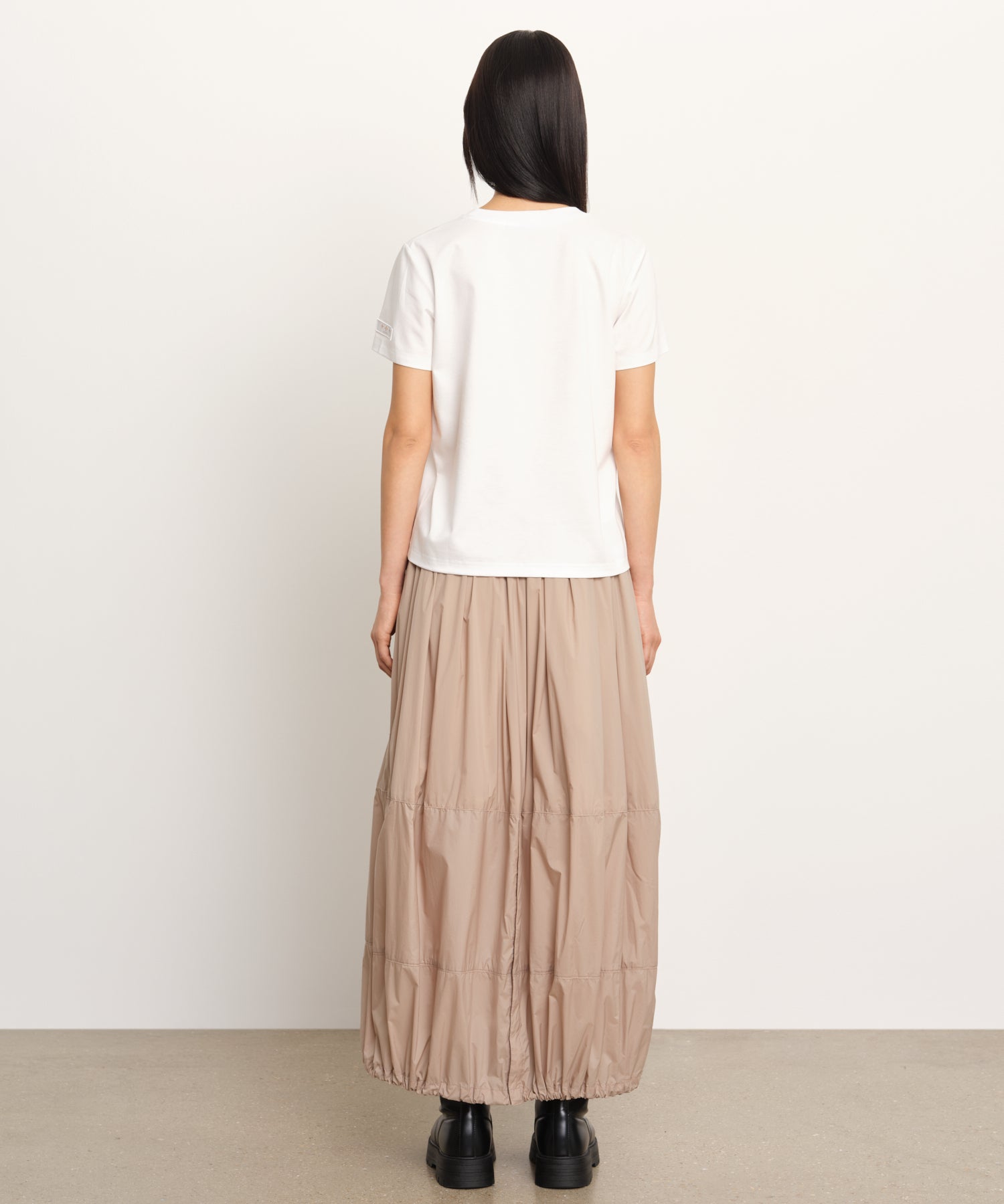 モデル身長177cm、着用サイズ2、着用カラーWHITE