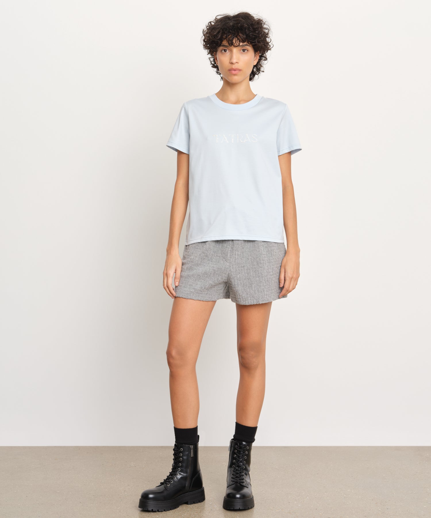 モデル身長176cm、着用サイズ2、着用カラーSAX