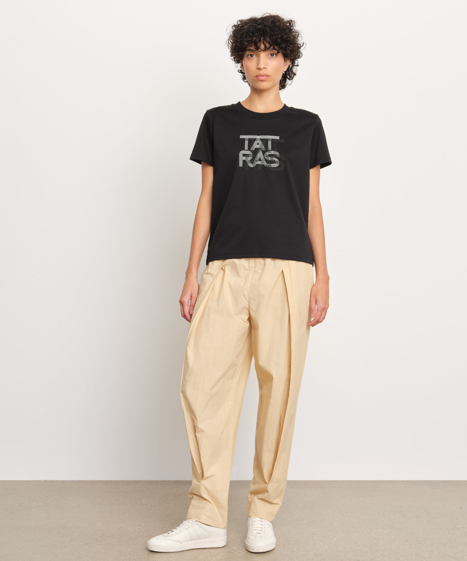 モデル身長176cm、着用サイズ2、着用カラーBLACK