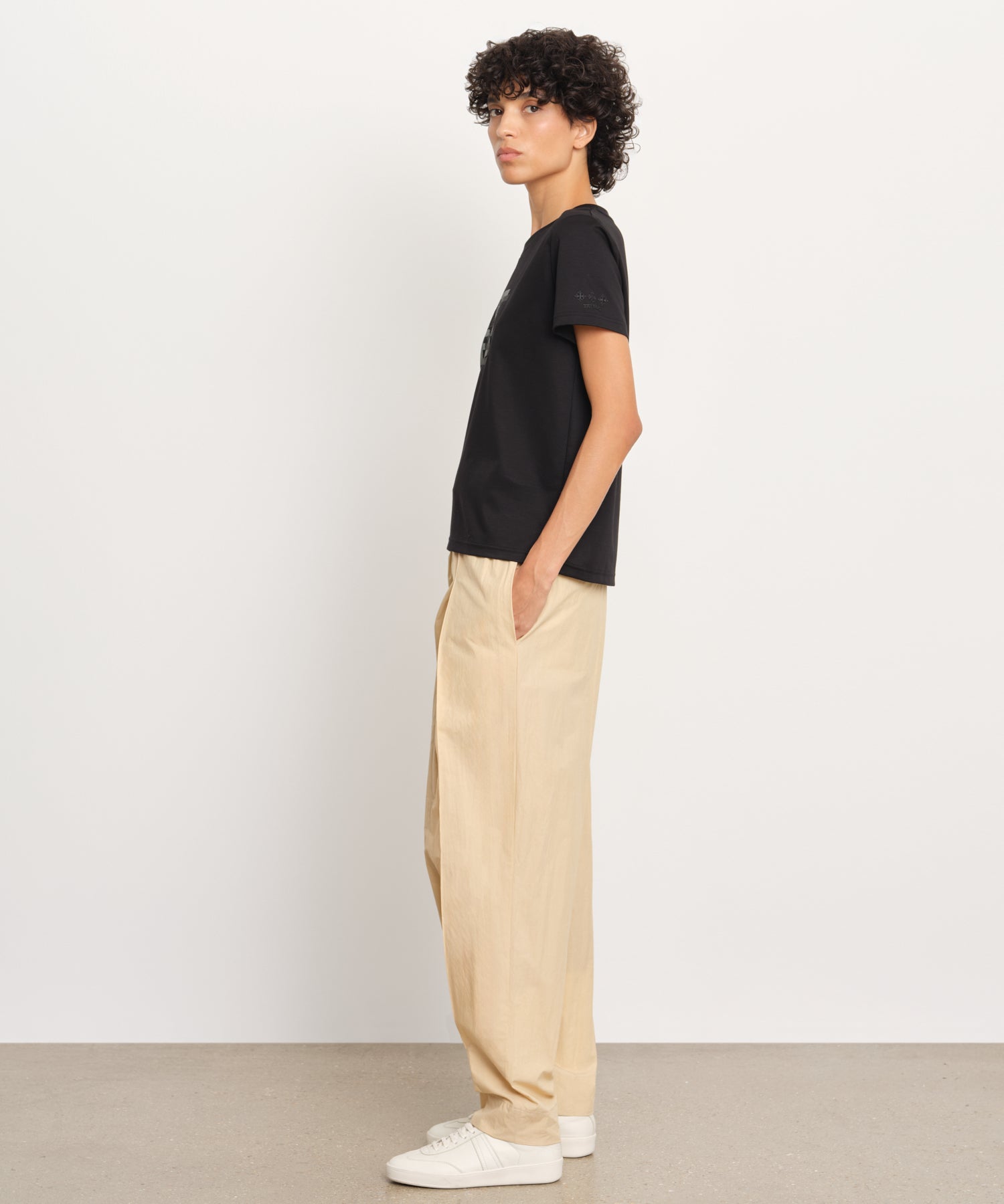 モデル身長176cm、着用サイズ2、着用カラーBLACK