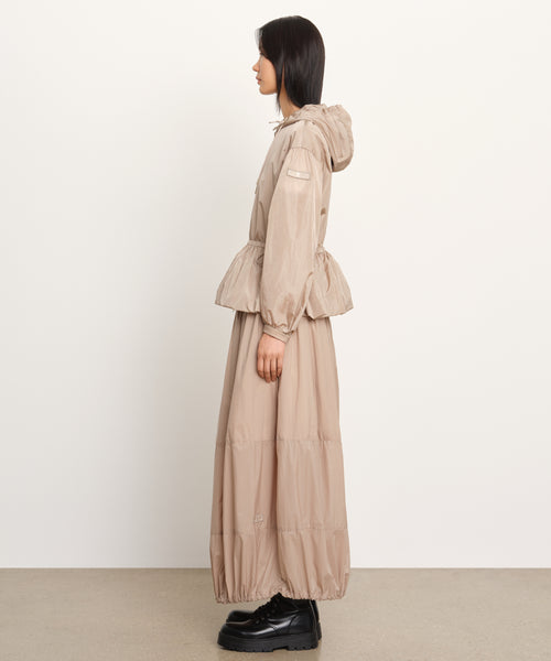 モデル身長177cm、着用サイズ2、着用カラーBEIGE