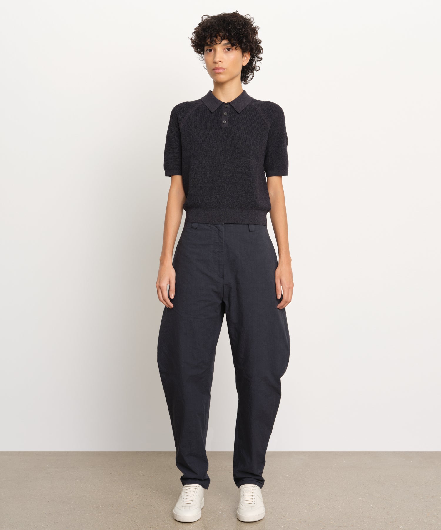 モデル身長176cm、着用サイズ2、着用カラーD.NAVY