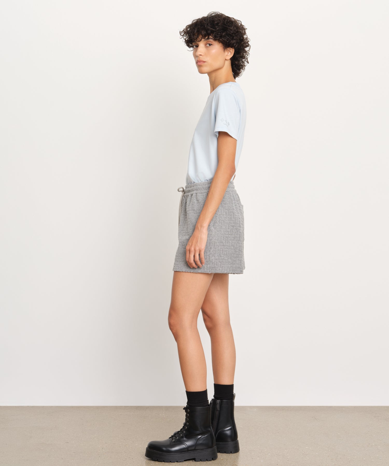 モデル身長176cm、着用サイズ2、着用カラーL.GRAY