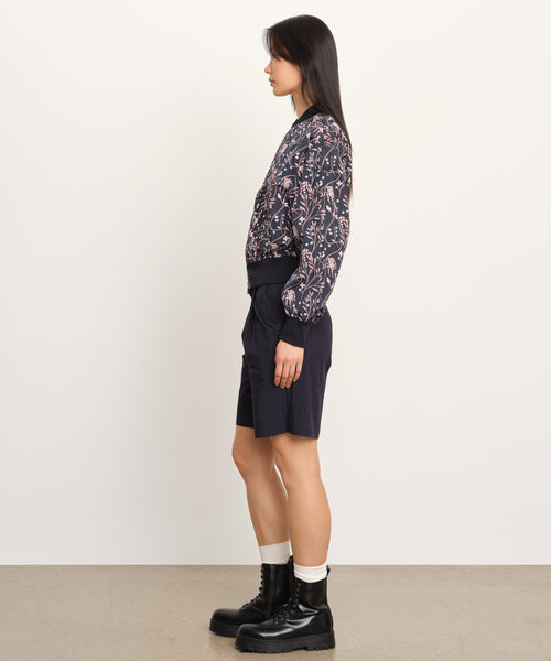 モデル身長177cm、着用サイズ2、着用カラーNAVY