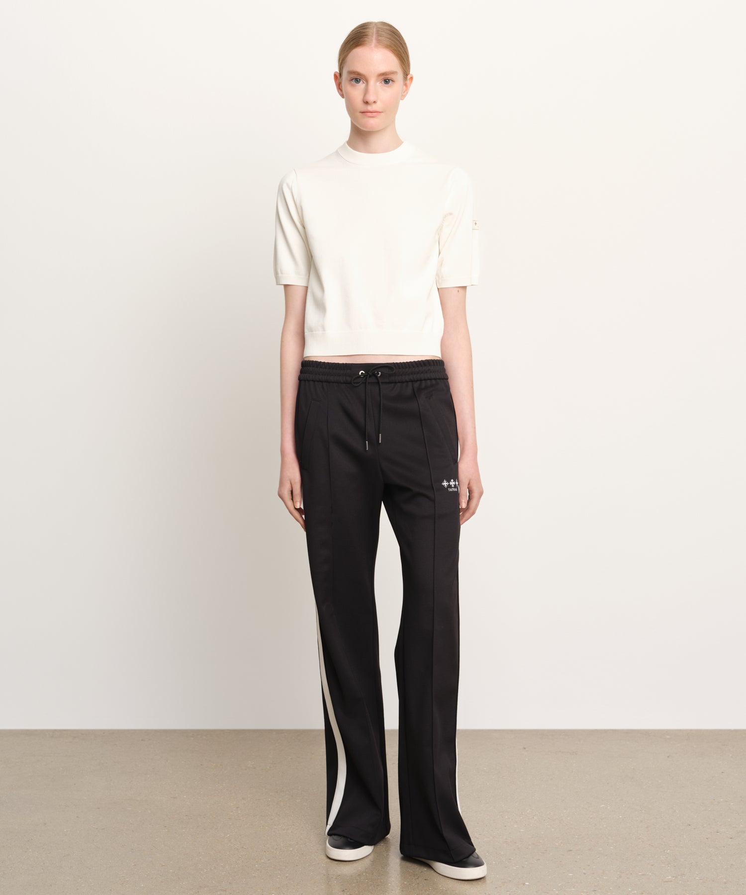 モデル身長176cm、着用サイズ2、着用カラーBLACK