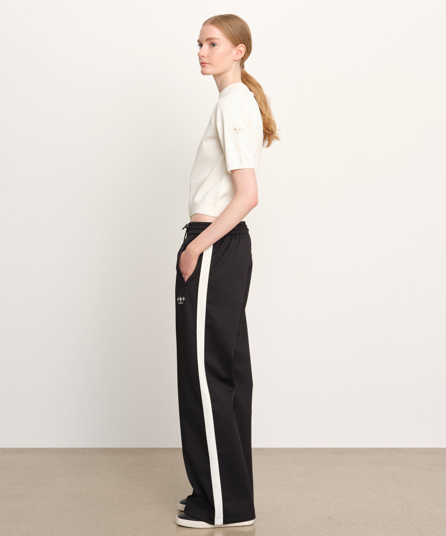 モデル身長176cm、着用サイズ2、着用カラーBLACK