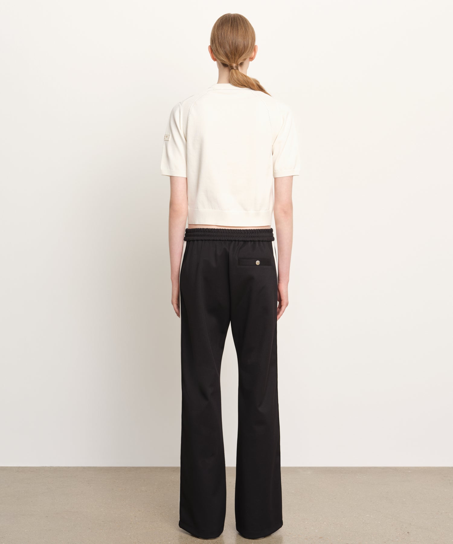 モデル身長176cm、着用サイズ2、着用カラーBLACK