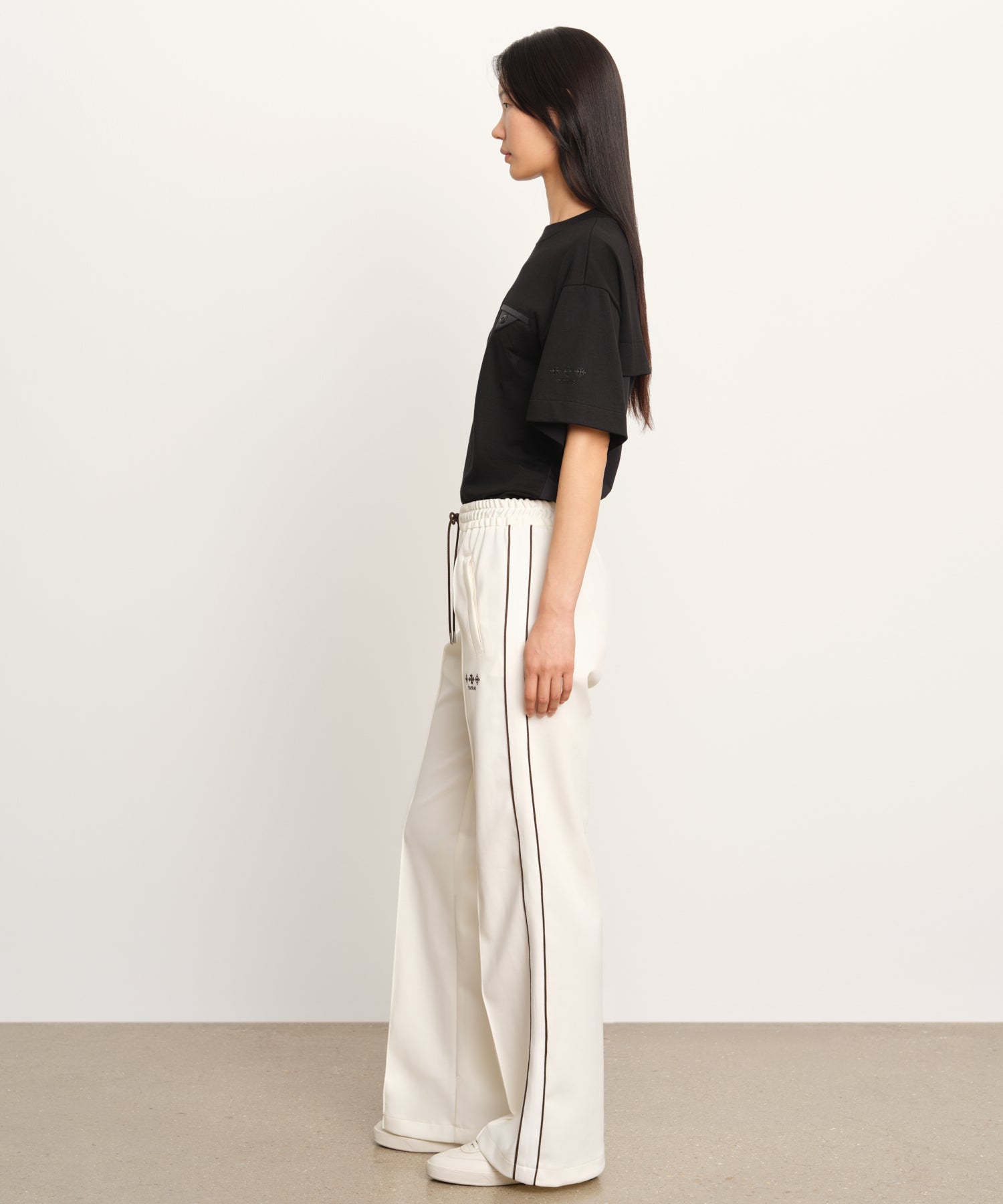 モデル身長177cm、着用サイズ2、着用カラーIVORY