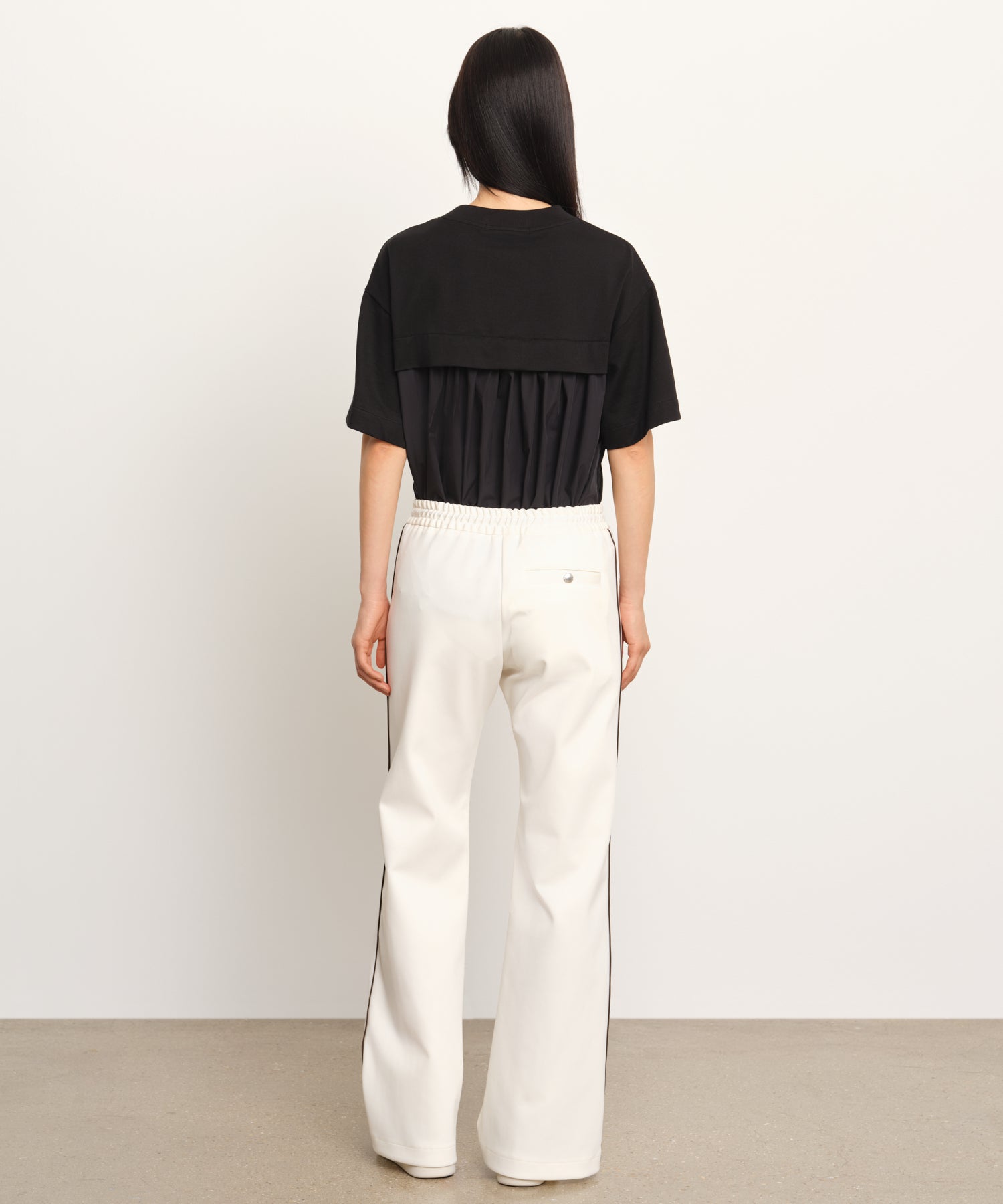 モデル身長177cm、着用サイズ2、着用カラーIVORY