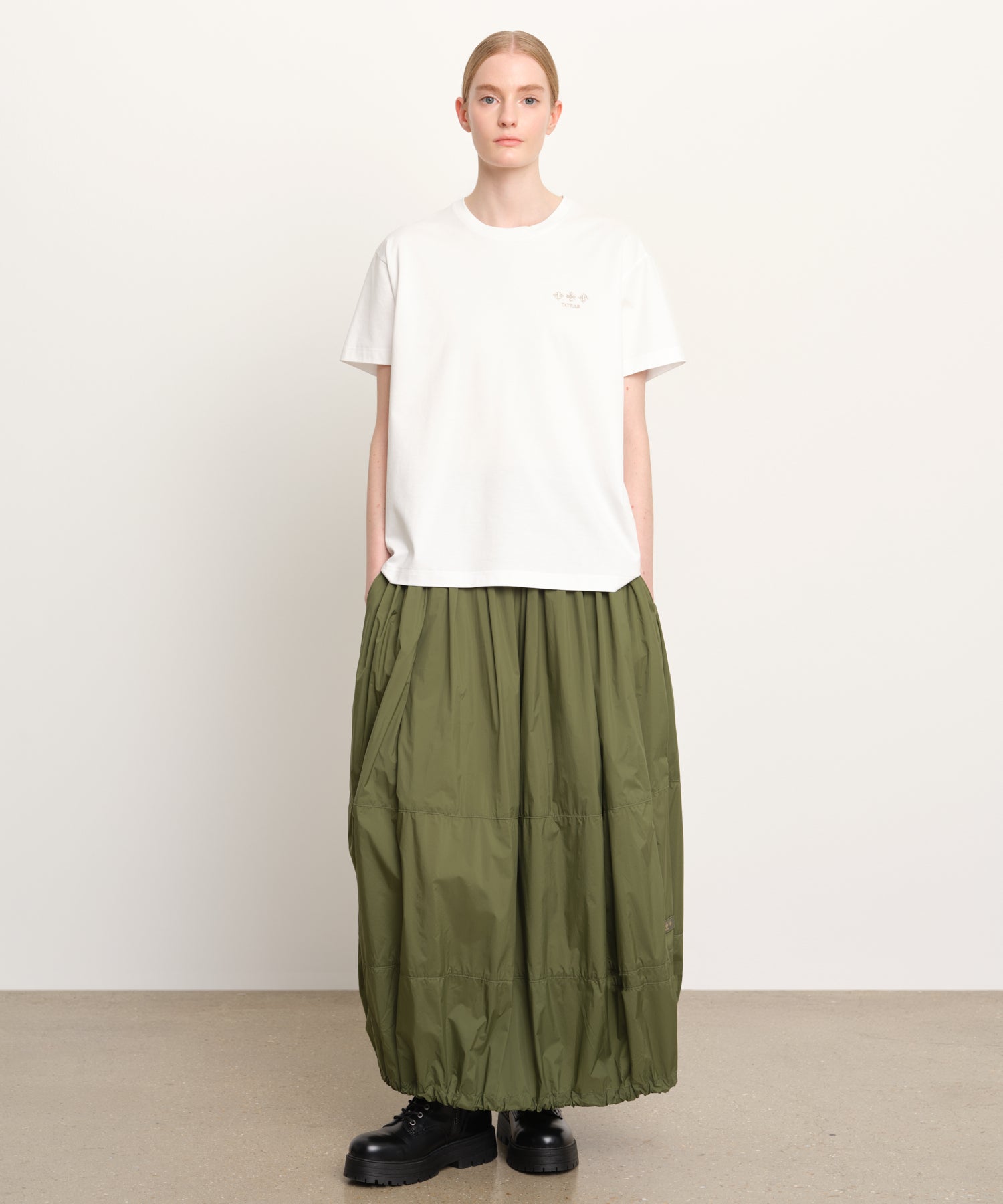 モデル身長176cm、着用サイズ2、着用カラーWHITE