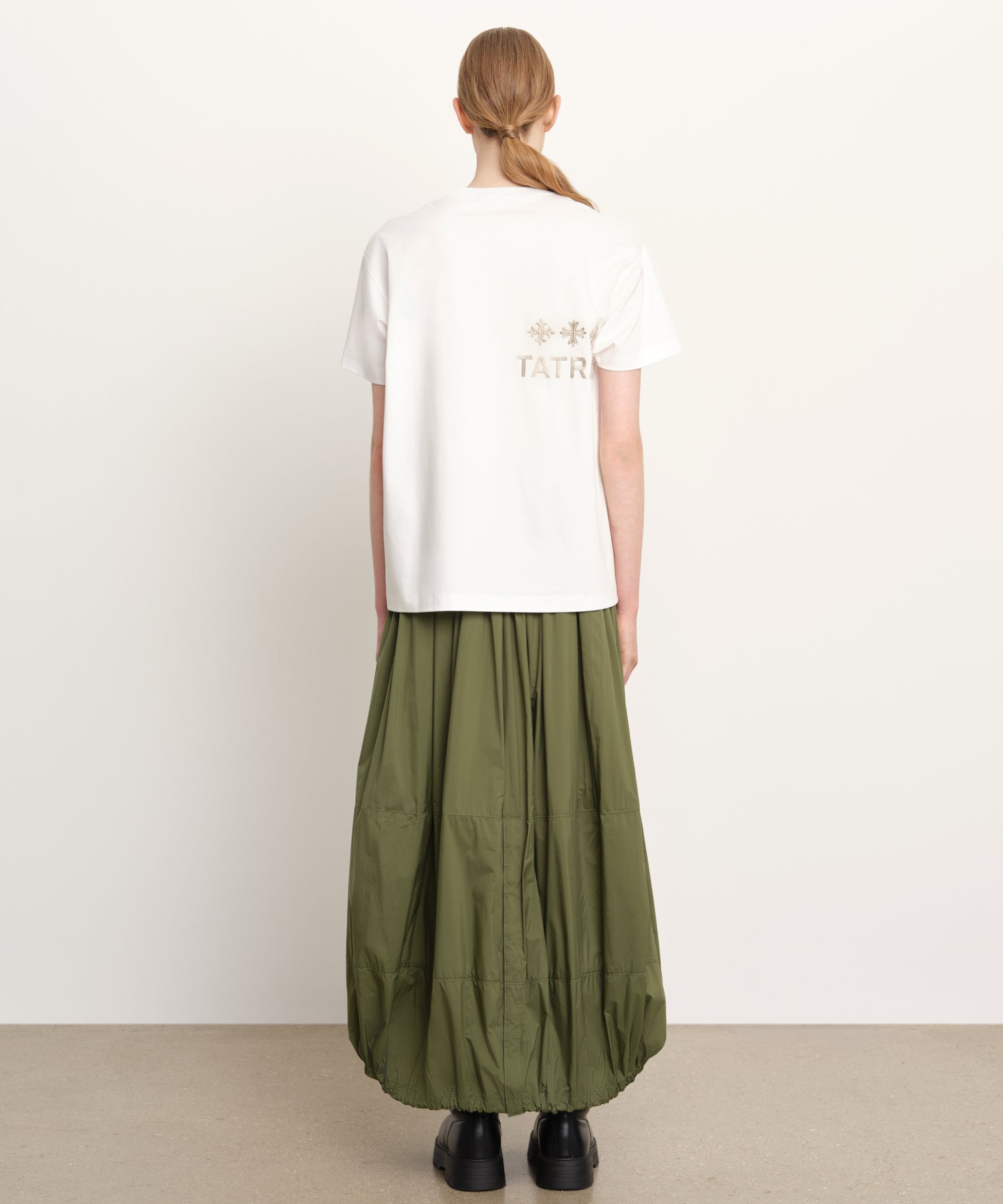 モデル身長176cm、着用サイズ2、着用カラーWHITE